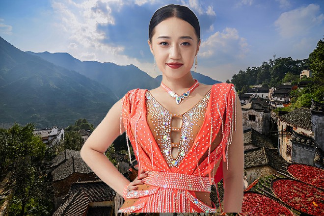 周围的村民议论纷纷，有面露怜悯之色的，有幸灾乐祸的，也有一脸冷漠的……