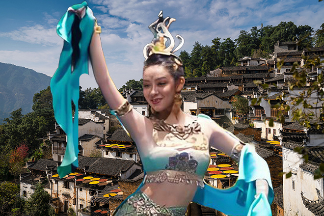 一个袒胸露乳的胖子，面带着诡异的微笑，从海底缓缓升上来。